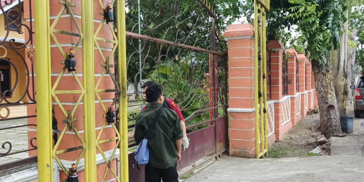 Suasana di depan rumah mantan Wali Kota Gorontalo.