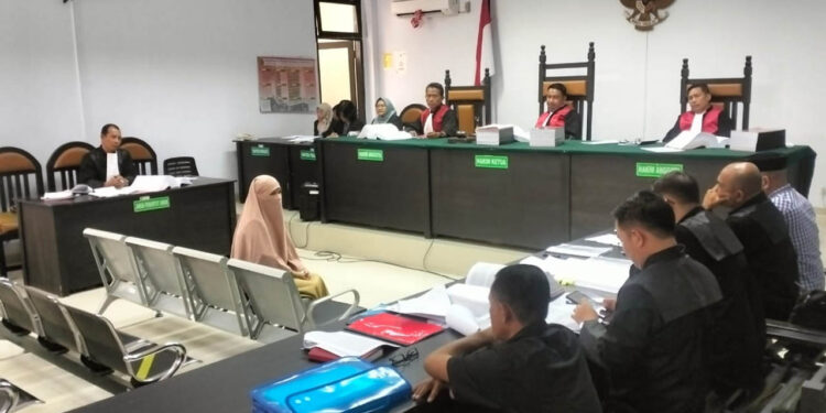 Sidang perkara dugaan korupsi proyek Kanal Banjir Tanggidaa kembali digelar di Pengadilan Tindak Pidana Korupsi (Tipikor) dan Hubungan Industrial (PHI) Gorontalo, Selasa (10/6/2025). Foto: Lukman.