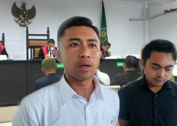 Suasana sidang lanjutan kasus dugaan korupsi proyek peningkatan Jalan Samaun Pulubuhu, Kabupaten Gorontalo, yang digelar di Pengadilan Tipikor dan PHI Gorontalo, Kamis (3/7/2025). Insert foto Yosep Ismail, SH dan Abdul Wahidin Tanaiyo, SH. Foto: Lukman/mimoza.tv.