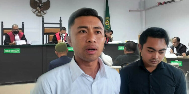Suasana sidang lanjutan kasus dugaan korupsi proyek peningkatan Jalan Samaun Pulubuhu, Kabupaten Gorontalo, yang digelar di Pengadilan Tipikor dan PHI Gorontalo, Kamis (3/7/2025). Insert foto Yosep Ismail, SH dan Abdul Wahidin Tanaiyo, SH. Foto: Lukman/mimoza.tv.