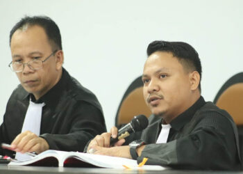 Donal Taliki, SH (pegang mic), bersama Trisno Kamba, SH, selakuaAnggota tim kuasa hukum Hamim Pou.