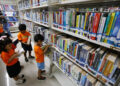 Anak-anak TK Q Kiddies antusias memilih dan membaca buku saat kunjungan edukatif ke Perpustakaan Bank Indonesia Provinsi Gorontalo, Kamis (24/7/2025). Kegiatan ini merupakan bagian dari program literasi keuangan dan membaca sejak dini yang digagas KPw BI Gorontalo. Foto: Adi.