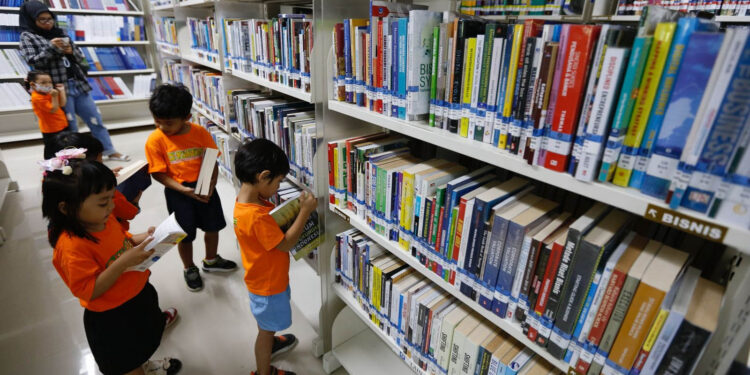 Anak-anak TK Q Kiddies antusias memilih dan membaca buku saat kunjungan edukatif ke Perpustakaan Bank Indonesia Provinsi Gorontalo, Kamis (24/7/2025). Kegiatan ini merupakan bagian dari program literasi keuangan dan membaca sejak dini yang digagas KPw BI Gorontalo. Foto: Adi.
