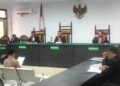 Hamim Pou saat membacakan pledoi di PN Tipikor dan PHI Gorontalo, Kamis (17/7/2025). Foto: Lukman/mimoza.tv.