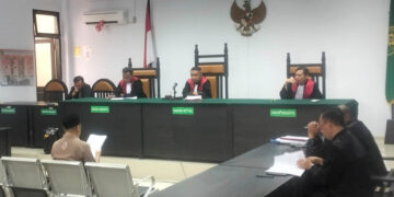 Hamim Pou saat membacakan pledoi di PN Tipikor dan PHI Gorontalo, Kamis (17/7/2025). Foto: Lukman/mimoza.tv.