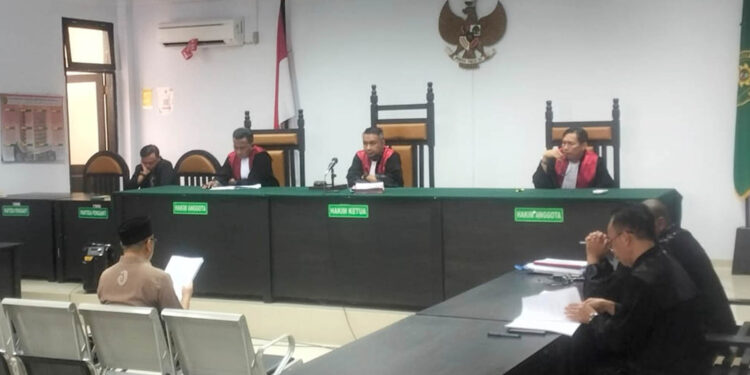 Hamim Pou saat membacakan pledoi di PN Tipikor dan PHI Gorontalo, Kamis (17/7/2025). Foto: Lukman/mimoza.tv.