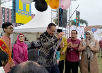 Gubernur Gorontalo Gusnar Ismail bersama Deputi BKKBN, KPwBI, dan tamu VIP lainnya secara resmi membuka rangkaian kegiatan Hari Keluarga Nasional (Harganas) 2025 tingkat Provinsi Gorontalo, Jumat (11/7).