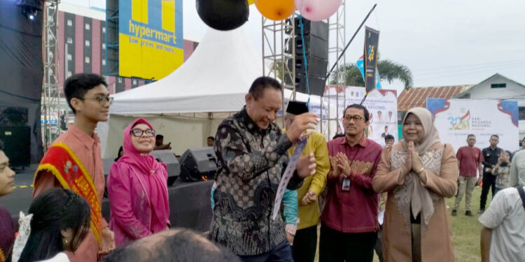Gubernur Gorontalo Gusnar Ismail bersama Deputi BKKBN, KPwBI, dan tamu VIP lainnya secara resmi membuka rangkaian kegiatan Hari Keluarga Nasional (Harganas) 2025 tingkat Provinsi Gorontalo, Jumat (11/7).
