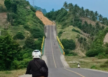 Hujan deras yang mengguyur wilayah Kabupaten Gorontalo kembali memicu bencana longsor di ruas Jalan Gorontalo Outer Ring Road (GORR). Peristiwa tersebut terjadi pada Senin, 28 Juli 2025, sekitar pukul 16.20 Wita, tepatnya di Desa Isimu Utara, Kecamatan Tibawa, Kabupaten Gorontalo. Foto: Akun FB, Suharto Mahajani.
