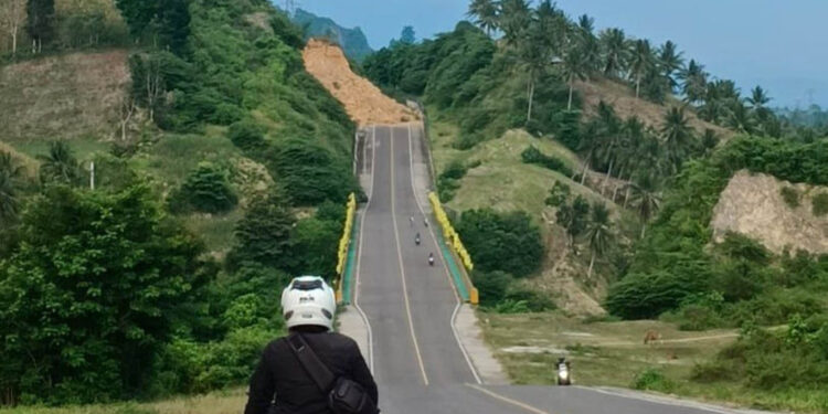 Hujan deras yang mengguyur wilayah Kabupaten Gorontalo kembali memicu bencana longsor di ruas Jalan Gorontalo Outer Ring Road (GORR). Peristiwa tersebut terjadi pada Senin, 28 Juli 2025, sekitar pukul 16.20 Wita, tepatnya di Desa Isimu Utara, Kecamatan Tibawa, Kabupaten Gorontalo. Foto: Akun FB, Suharto Mahajani.