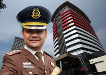 Muhammad Iqbal, dan latar belakang Gedung KPK.