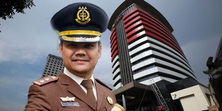 Muhammad Iqbal, dan latar belakang Gedung KPK.