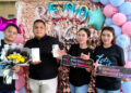 Golden Trainer Oppo Gorontalo, Niramitha Yayu (dua dari kanan), bersama tim saat peluncuran Oppo Reno 14 Series di Gorontalo, Jumat (18/7/2025). Seri terbaru ini hadir dengan fitur unggulan seperti sertifikasi IP69, teknologi fotografi AI, hingga desain Velvet Glass yang elegan.