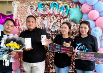 Golden Trainer Oppo Gorontalo, Niramitha Yayu (dua dari kanan), bersama tim saat peluncuran Oppo Reno 14 Series di Gorontalo, Jumat (18/7/2025). Seri terbaru ini hadir dengan fitur unggulan seperti sertifikasi IP69, teknologi fotografi AI, hingga desain Velvet Glass yang elegan.