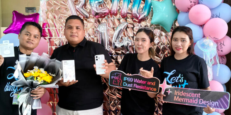 Golden Trainer Oppo Gorontalo, Niramitha Yayu (dua dari kanan), bersama tim saat peluncuran Oppo Reno 14 Series di Gorontalo, Jumat (18/7/2025). Seri terbaru ini hadir dengan fitur unggulan seperti sertifikasi IP69, teknologi fotografi AI, hingga desain Velvet Glass yang elegan.
