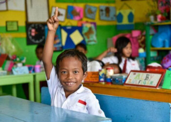 Abdul Razak (Aca), Koordinator Imunisasi di Puskesmas Bontosunggu, Kabupaten Kepulauan Selayar, bersiap untuk memberikan imunisasi kepada seorang anak di Pulau Pasi, Kecamatan Kepulauan Selayar, pada 15 Mei 2024.