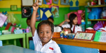 Abdul Razak (Aca), Koordinator Imunisasi di Puskesmas Bontosunggu, Kabupaten Kepulauan Selayar, bersiap untuk memberikan imunisasi kepada seorang anak di Pulau Pasi, Kecamatan Kepulauan Selayar, pada 15 Mei 2024.