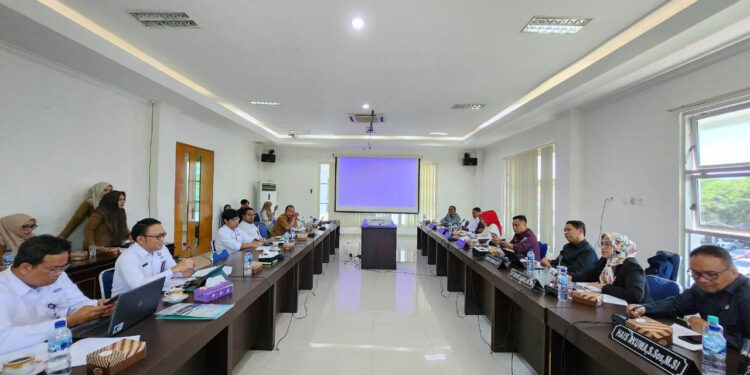 Suasana rapat dengan pendapat Pansus Kelapa Sawit DPRD Provinsi Gorontalo dengan BPKP dan BPK, Senin (21/7/2025).