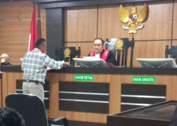 Suasana sidang perdana praperadilan terkait penghentian penyidikan kasus dugaan korupsi dan Tindak Pidana Pencucian Uang (TPPU) dalam proyek pembebasan lahan Gorontalo Outer Ring Road (GORR), Senin (1/7/2025).