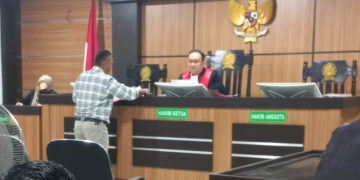 Suasana sidang perdana praperadilan terkait penghentian penyidikan kasus dugaan korupsi dan Tindak Pidana Pencucian Uang (TPPU) dalam proyek pembebasan lahan Gorontalo Outer Ring Road (GORR), Senin (1/7/2025).