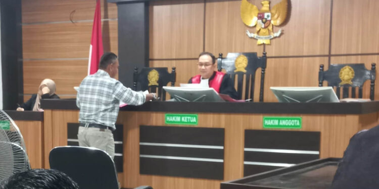 Suasana sidang perdana praperadilan terkait penghentian penyidikan kasus dugaan korupsi dan Tindak Pidana Pencucian Uang (TPPU) dalam proyek pembebasan lahan Gorontalo Outer Ring Road (GORR), Senin (1/7/2025).