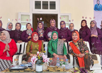Ketua Srikandi Pemuda Pancasila Provinsi Gorontalo, Rakhmatiyah Deu, S.H., bersama jajaran pengurus dan peserta Parade Kebaya Lintas Generasi dalam peringatan Hari Kebaya Nasional ke-2 yang digelar BKOW Provinsi Gorontalo, Sabtu (26/7/2025). Srikandi Pemuda Pancasila untuk pertama kalinya ikut serta dan langsung meraih Juara II.