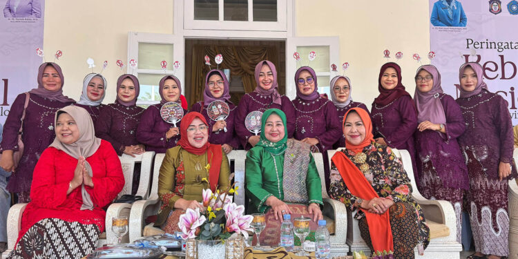 Ketua Srikandi Pemuda Pancasila Provinsi Gorontalo, Rakhmatiyah Deu, S.H., bersama jajaran pengurus dan peserta Parade Kebaya Lintas Generasi dalam peringatan Hari Kebaya Nasional ke-2 yang digelar BKOW Provinsi Gorontalo, Sabtu (26/7/2025). Srikandi Pemuda Pancasila untuk pertama kalinya ikut serta dan langsung meraih Juara II.