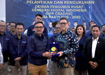 Ketua Dewan Pembina Generasi Digital Indonesia (GRADASI) sekaligus Wakil Ketua Komisi I DPR RI, Dave Laksono (kanan), secara simbolis menyerahkan plakat kepada Ketua Umum DPP GRADASI terpilih Upi Asmaradhana (kiri) dalam acara pelantikan pengurus pusat GRADASI masa bakti 2025–2030 di Gedung Kemendagri, Jakarta Pusat, baru-baru ini. Acara ini menandai dimulainya era baru penguatan literasi digital dan komitmen terhadap kedaulatan ruang digital Indonesia.