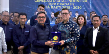 Ketua Dewan Pembina Generasi Digital Indonesia (GRADASI) sekaligus Wakil Ketua Komisi I DPR RI, Dave Laksono (kanan), secara simbolis menyerahkan plakat kepada Ketua Umum DPP GRADASI terpilih Upi Asmaradhana (kiri) dalam acara pelantikan pengurus pusat GRADASI masa bakti 2025–2030 di Gedung Kemendagri, Jakarta Pusat, baru-baru ini. Acara ini menandai dimulainya era baru penguatan literasi digital dan komitmen terhadap kedaulatan ruang digital Indonesia.