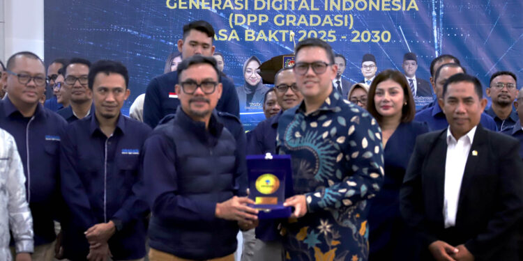 Ketua Dewan Pembina Generasi Digital Indonesia (GRADASI) sekaligus Wakil Ketua Komisi I DPR RI, Dave Laksono (kanan), secara simbolis menyerahkan plakat kepada Ketua Umum DPP GRADASI terpilih Upi Asmaradhana (kiri) dalam acara pelantikan pengurus pusat GRADASI masa bakti 2025–2030 di Gedung Kemendagri, Jakarta Pusat, baru-baru ini. Acara ini menandai dimulainya era baru penguatan literasi digital dan komitmen terhadap kedaulatan ruang digital Indonesia.