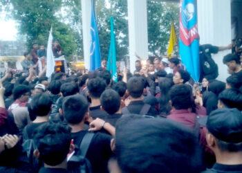 Ribuan mahasiswa Universitas Negeri Gorontalo (UNG) yang berunjuk rasa di Rumah Dinas Jabatan Gubernur, Jumat (29/8/2025). Foto: Lukman/mimoza.tv.