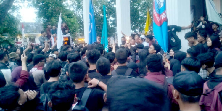 Ribuan mahasiswa Universitas Negeri Gorontalo (UNG) yang berunjuk rasa di Rumah Dinas Jabatan Gubernur, Jumat (29/8/2025). Foto: Lukman/mimoza.tv.