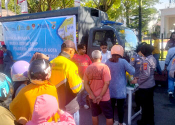Tim Pengendalian Inflasi Daerah (TPID) se-Provinsi Gorontalo bersama Dinas Ketahanan Pangan, Perum Bulog Cabang Gorontalo, dan Kantor Perwakilan Bank Indonesia (KPwBI) Provinsi Gorontalo menggelar Gerakan Pangan Murah (GPM), yang mengambil lokasi di kompleks Lapangan Taruna Remaja, Kota Gorontalo, Sabtu (9/8/2025). Foto: Lukman/mimoza.tv..
