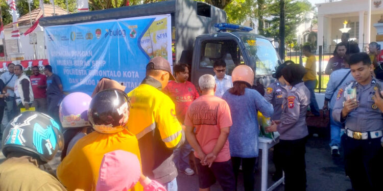 Tim Pengendalian Inflasi Daerah (TPID) se-Provinsi Gorontalo bersama Dinas Ketahanan Pangan, Perum Bulog Cabang Gorontalo, dan Kantor Perwakilan Bank Indonesia (KPwBI) Provinsi Gorontalo menggelar Gerakan Pangan Murah (GPM), yang mengambil lokasi di kompleks Lapangan Taruna Remaja, Kota Gorontalo, Sabtu (9/8/2025). Foto: Lukman/mimoza.tv..