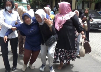 Ibu korban dugaan kekerasan seksual oleh oknum polisi sempat pingsan saat mendatangi Polda Gorontalo, Senin (25/8/2025). Ia kemudian mendapat pertolongan keluarga sebelum akhirnya dipertemukan dengan Kapolda Gorontalo yang baru dilantik, Irjen Pol Widodo.