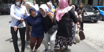 Ibu korban dugaan kekerasan seksual oleh oknum polisi sempat pingsan saat mendatangi Polda Gorontalo, Senin (25/8/2025). Ia kemudian mendapat pertolongan keluarga sebelum akhirnya dipertemukan dengan Kapolda Gorontalo yang baru dilantik, Irjen Pol Widodo.