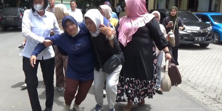 Ibu korban dugaan kekerasan seksual oleh oknum polisi sempat pingsan saat mendatangi Polda Gorontalo, Senin (25/8/2025). Ia kemudian mendapat pertolongan keluarga sebelum akhirnya dipertemukan dengan Kapolda Gorontalo yang baru dilantik, Irjen Pol Widodo.