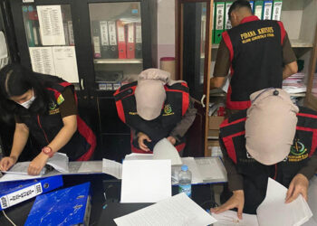 Tim Penyidik Kejari Gorontalo Utara saat menggeledah Kantor UKPBJ Gorut dan menyita sejumlah dokumen terkait proyek pembangunan Masjid Jabal Iqro’, Kamis (28/8/2025).