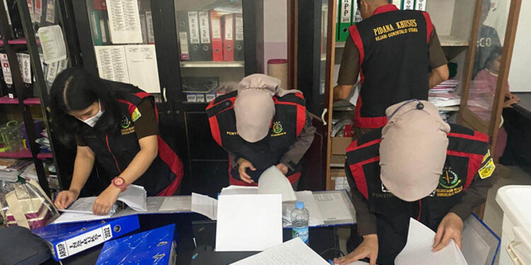 Tim Penyidik Kejari Gorontalo Utara saat menggeledah Kantor UKPBJ Gorut dan menyita sejumlah dokumen terkait proyek pembangunan Masjid Jabal Iqro’, Kamis (28/8/2025).