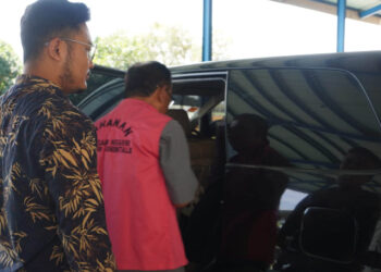 Kejaksaan Negeri Kabupaten Gorontalo menggiring terpidana ZP menuju mobil tahanan usai proses eksekusi. ZP dijatuhi hukuman 1 tahun 6 bulan penjara dalam kasus korupsi pengadaan buku perpustakaan SD tahun anggaran 2018. Foto: Istimewa.