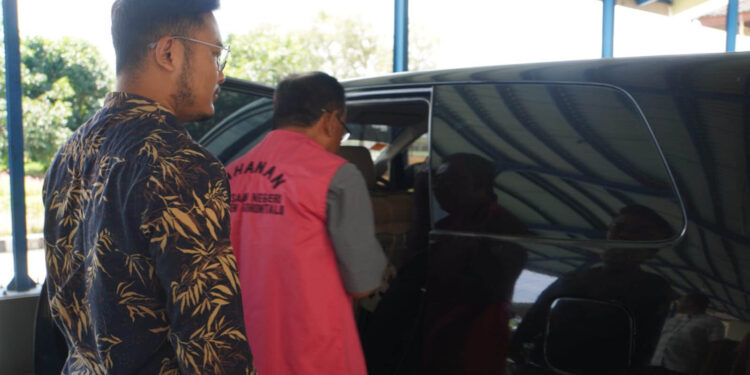 Kejaksaan Negeri Kabupaten Gorontalo menggiring terpidana ZP menuju mobil tahanan usai proses eksekusi. ZP dijatuhi hukuman 1 tahun 6 bulan penjara dalam kasus korupsi pengadaan buku perpustakaan SD tahun anggaran 2018. Foto: Istimewa.