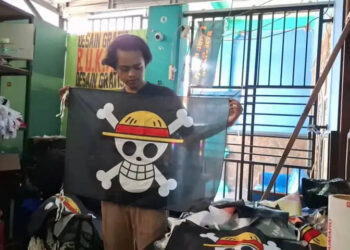 Pesanan bendera bergambar tokoh bajak laut anime Jepang One Piece melonjak diterima pelaku usaha konfeksi di Desa Jati, Kecamatan Jaten, Karanganyar. Foto diambil Sabtu (2/8/2025). (Solopos/Indah Septiyaning Wardani)