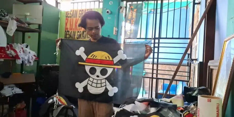 Pesanan bendera bergambar tokoh bajak laut anime Jepang One Piece melonjak diterima pelaku usaha konfeksi di Desa Jati, Kecamatan Jaten, Karanganyar. Foto diambil Sabtu (2/8/2025). (Solopos/Indah Septiyaning Wardani)