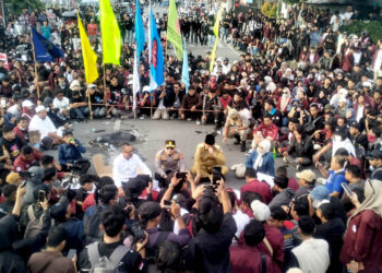 Bundaran Saronde menjadi ruang dialog terbuka. Para pimpinan daerah melebur bersama ribuan mahasiswa, mendengarkan aspirasi seputar anggaran pendidikan dan isu-isu daerah lainnya. Foto: Lukman/mimoza.tv.