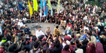 Bundaran Saronde menjadi ruang dialog terbuka. Para pimpinan daerah melebur bersama ribuan mahasiswa, mendengarkan aspirasi seputar anggaran pendidikan dan isu-isu daerah lainnya. Foto: Lukman/mimoza.tv.