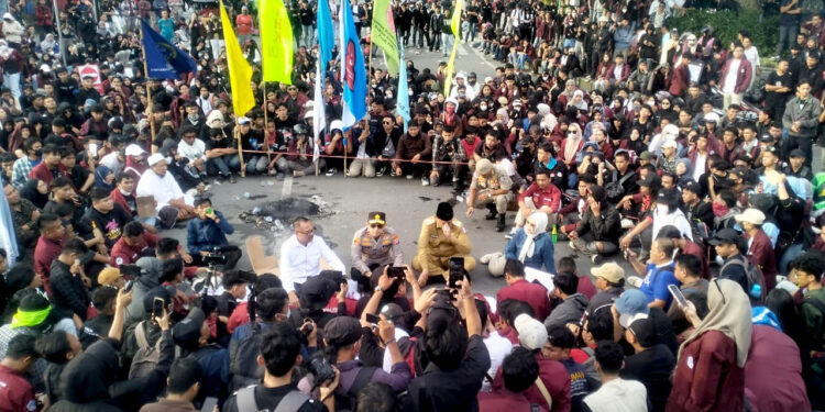 Bundaran Saronde menjadi ruang dialog terbuka. Para pimpinan daerah melebur bersama ribuan mahasiswa, mendengarkan aspirasi seputar anggaran pendidikan dan isu-isu daerah lainnya. Foto: Lukman/mimoza.tv.