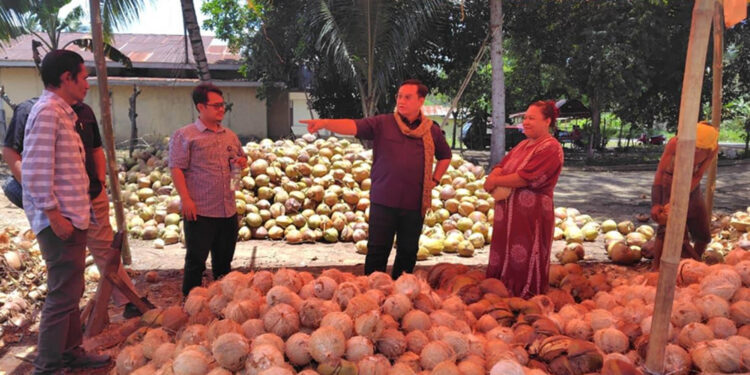 Anggota ORI Yeka Hendra Fatika (kemeja biru) saat melakukan kunjungan kerja  di Gorontalo, Kamis (11/9/2025). Foto: ORI.
