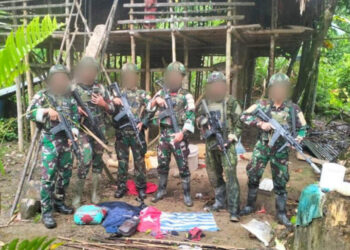 Prajurit Marinir TNI AL Satgas Pamtas RI-PNG Mobile Yonif 10 Marinir/SBY Gobang IV usai menguasai lima titik Rumah Kaki Seribu yang dijadikan basis kelompok separatis OPM di Aifat Selatan, Maybrat, Papua Barat Daya, Senin (1/9/2025). Sejumlah barang bukti berupa senjata rakitan, busur, panah, hingga atribut Bintang Kejora berhasil diamankan.Foto: Istimewa.