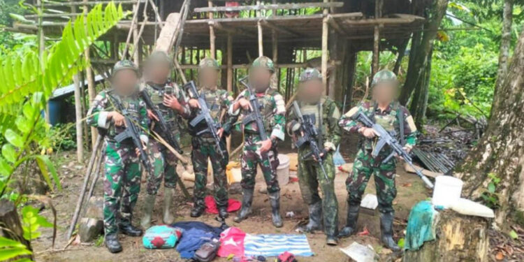 Prajurit Marinir TNI AL Satgas Pamtas RI-PNG Mobile Yonif 10 Marinir/SBY Gobang IV usai menguasai lima titik Rumah Kaki Seribu yang dijadikan basis kelompok separatis OPM di Aifat Selatan, Maybrat, Papua Barat Daya, Senin (1/9/2025). Sejumlah barang bukti berupa senjata rakitan, busur, panah, hingga atribut Bintang Kejora berhasil diamankan.Foto: Istimewa.