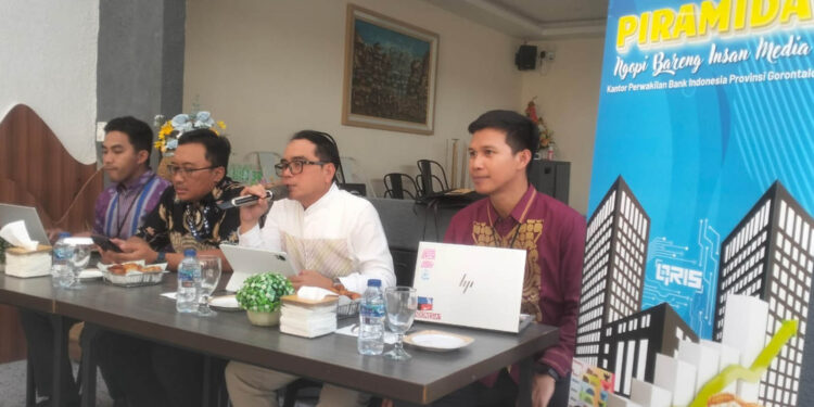 Kepala Perwakilan BI Provinsi Gorontalo, Bambang Satya Permana (kemeja putih) saat memberikan sambutan pada kegiatan Ngopi bareng Insan Media (Piramida) di salah satu resto di Kota Gorontalo, Jumat (26/9/2025). Foto: Lukman/mimoza.tv